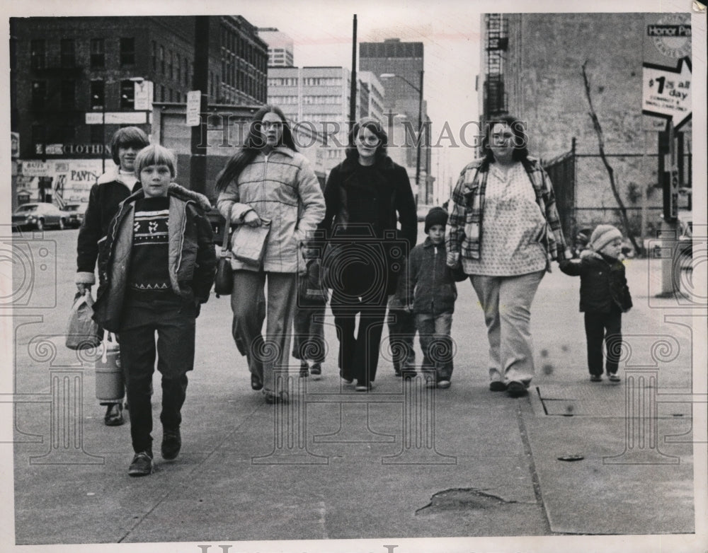 Press Photo Parents & Children arrives at Welfare Rights Organization