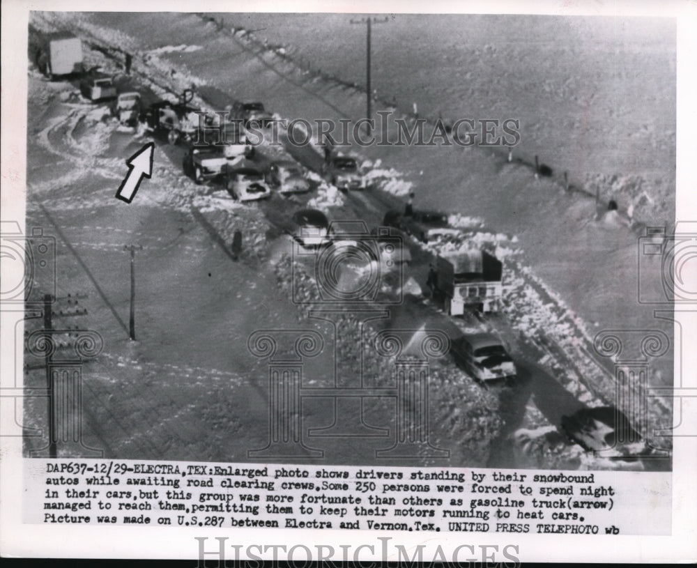 1954 Press Photo Drivers Standing by Their Snowbound waiting for Crews