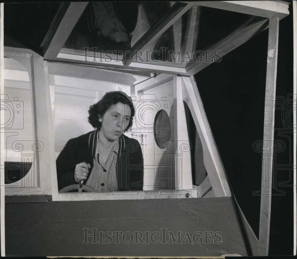 1944 Press Photo Mrs Macniski pilots tug on Mackenzie River - nec89355- Historic Images