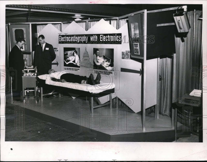 Load image into Gallery viewer, 1962 Press Photo Public Hall of TV displayCA Steinberg,Dr AE Rikli
