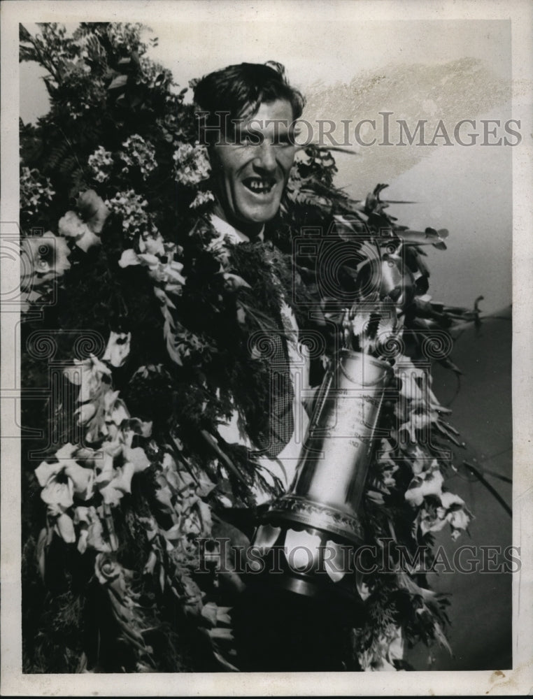 1934 Press Photo Joe Miles with a triumphant smile showing his trophy Free 4 All