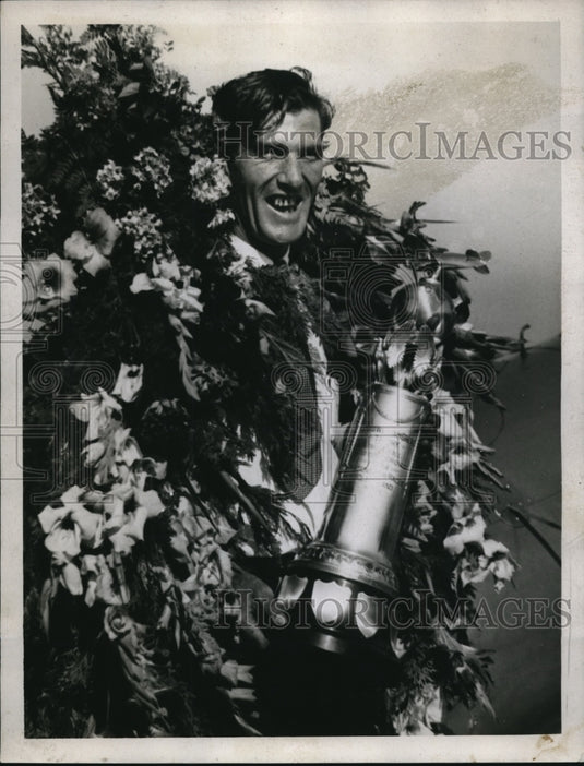 1934 Press Photo Joe Miles with a triumphant smile showing his trophy Free 4 All