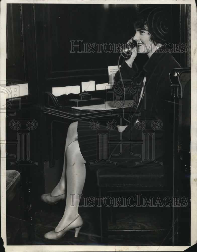 1930 Press Photo Young lady passenger on Cascade Limited train- Historic Images