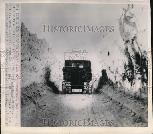 1949 Press Photo A Snow Wall Hems In A D-8 Cat As It Fights A Losing Battle