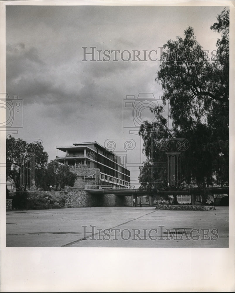 1952 Press Photo Engineering Building along one of avenues of new campus