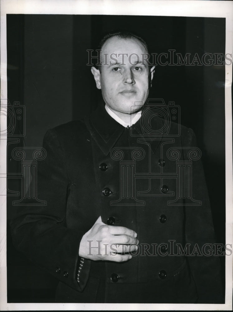 1947 Press Photo Berte Salvo Usher in the Constitutional Assembly- Historic Images