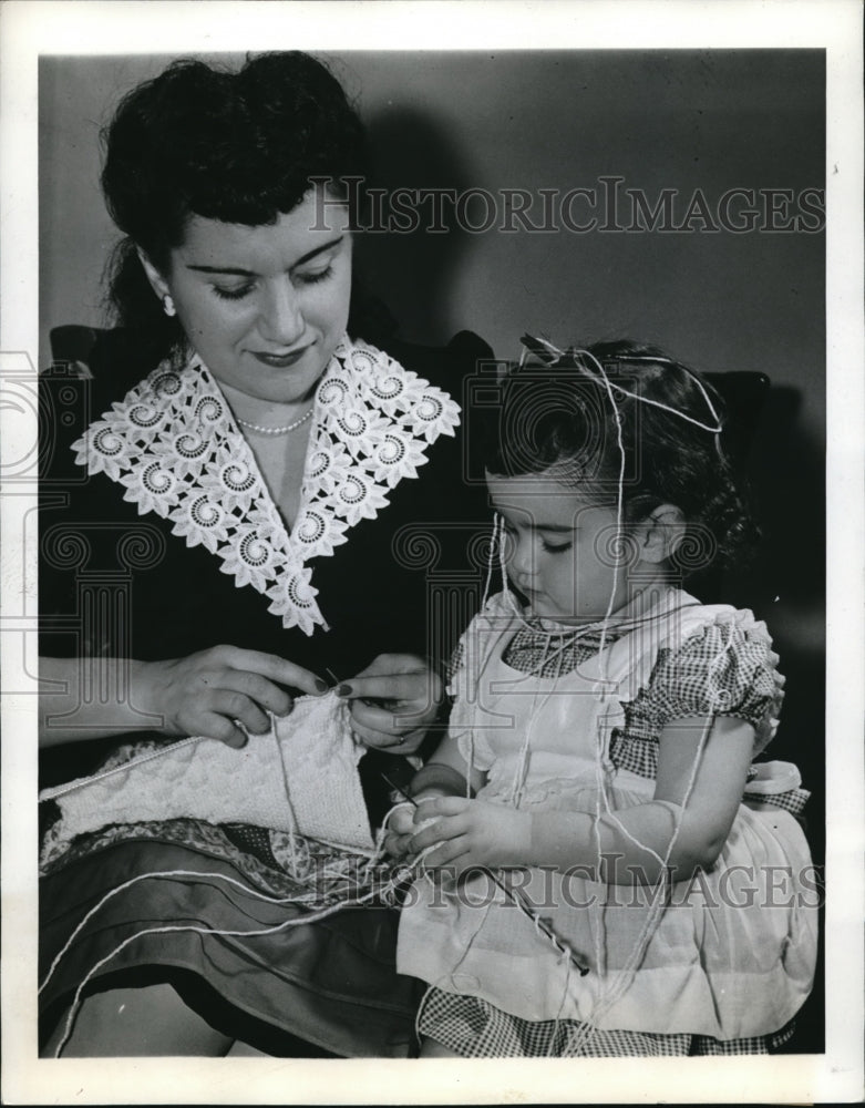 1942 Press Photo Mrs. Siegman and daughter, Jo Ann, knitting for soldiers- Historic Images