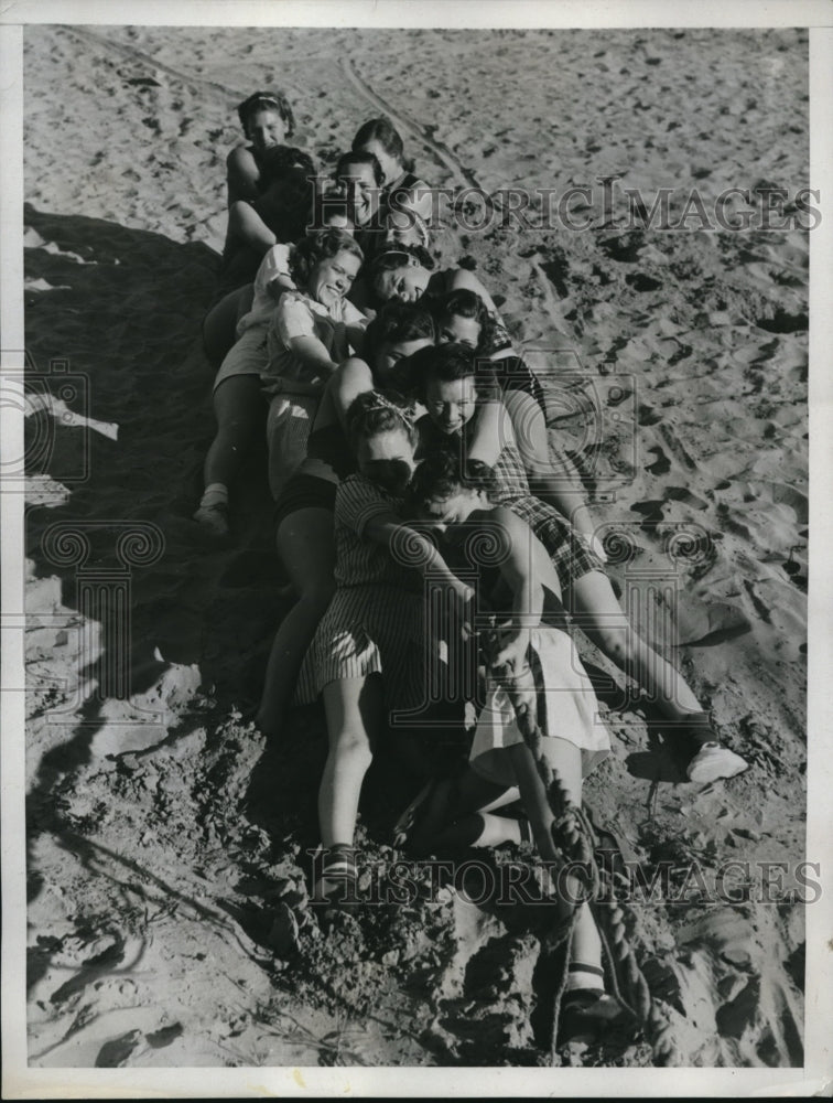 1935 Press Photo Team of Freshman co-eds pulling their way to victory in CA