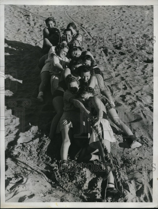1935 Press Photo Team of Freshman co-eds pulling their way to victory in CA