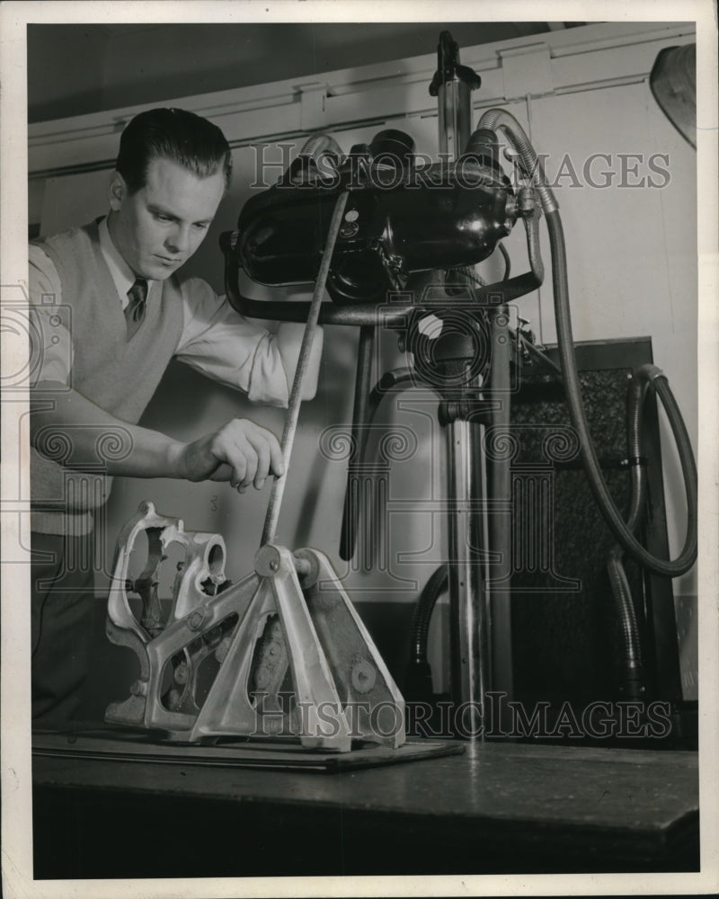 Press Photo Carl Johnson Cleveland Radiographic Laboratory