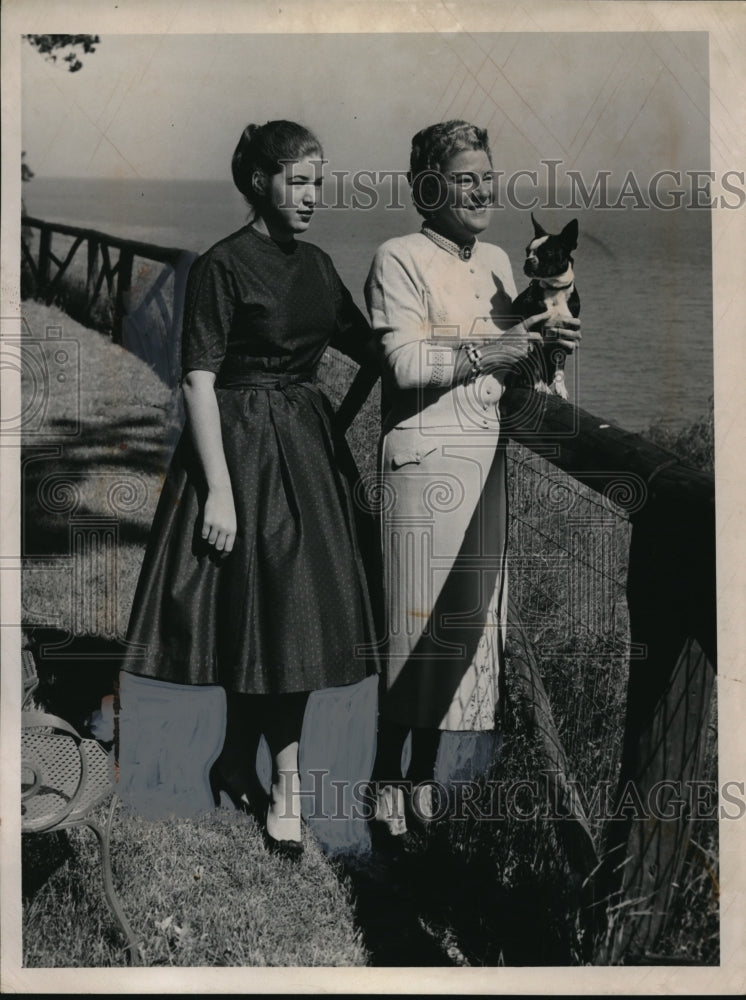 1958 Press Photo Nadi Lane & Mrs Frank Lane at hotel lake shore