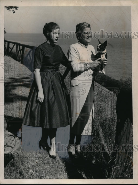 1958 Press Photo Nadi Lane & Mrs Frank Lane at hotel lake shore