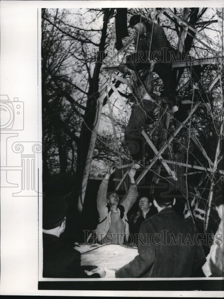 1958 Press Photo Edward Masterson reaches ground rushed to hospital