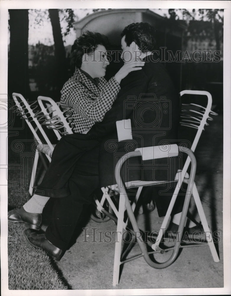 1953 Press Photo The new "Love Seat" at the London Outdoor Seats Exhibition