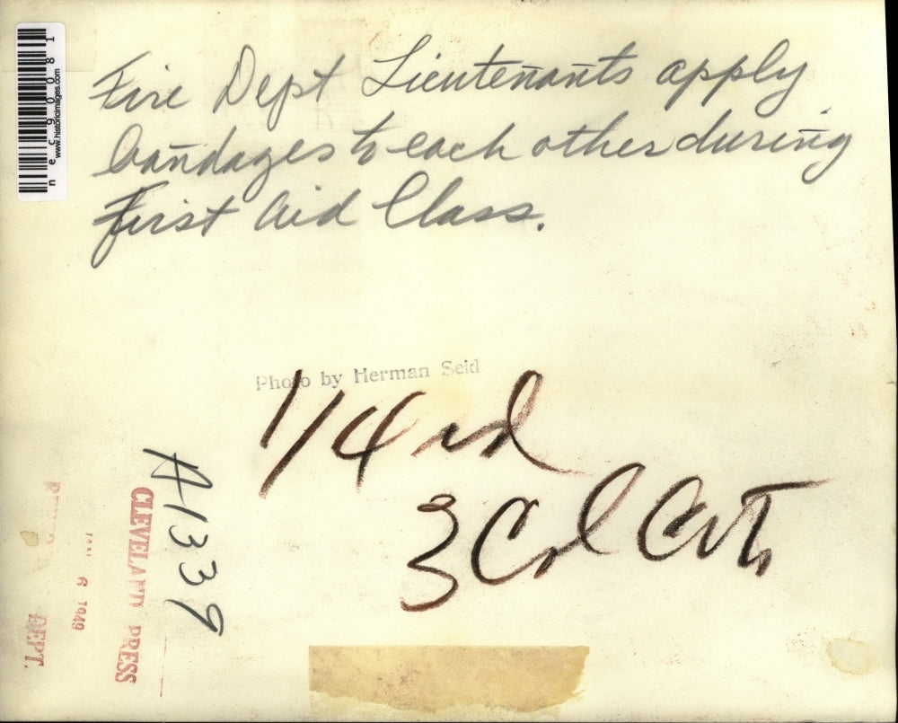 1949 Press Photo Cleveland Fire dept Lts at a first aid class with bandages