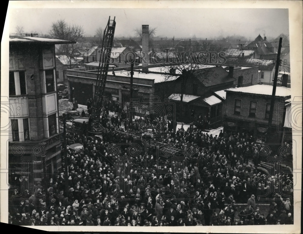 1940 Press Photo A crowd watches a hook & ladder truck at Fire Dept deployment