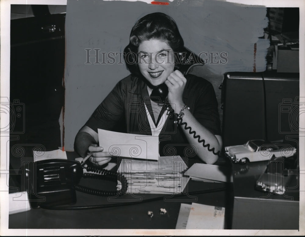 1958 Press Photo Nadi Lane at Cooley Motors business office
