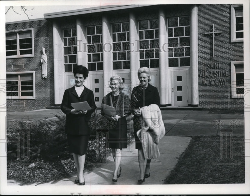 Load image into Gallery viewer, 1967 Press Photo Mrs VM Anter, Mrs P Barker, Mrs RM Schulz at St Augustine Acade
