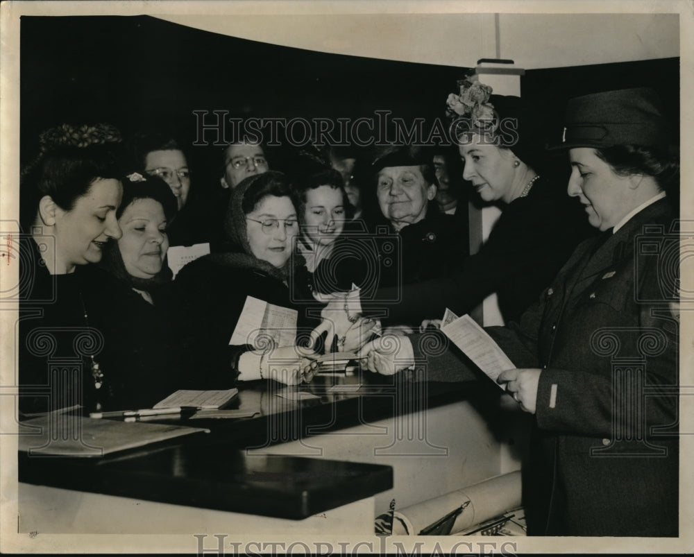 Press Photo WAR BOND BOOTH UNION COMMERCE LOBBY