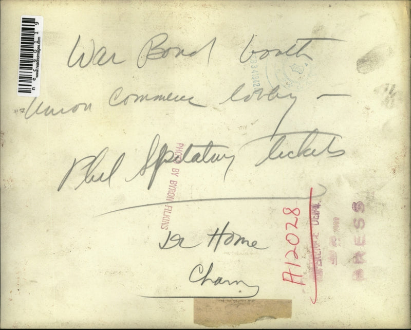 Load image into Gallery viewer, Press Photo WAR BOND BOOTH UNION COMMERCE LOBBY
