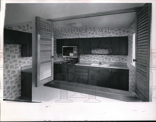 Press Photo Pass through in Town House Max Har Construction