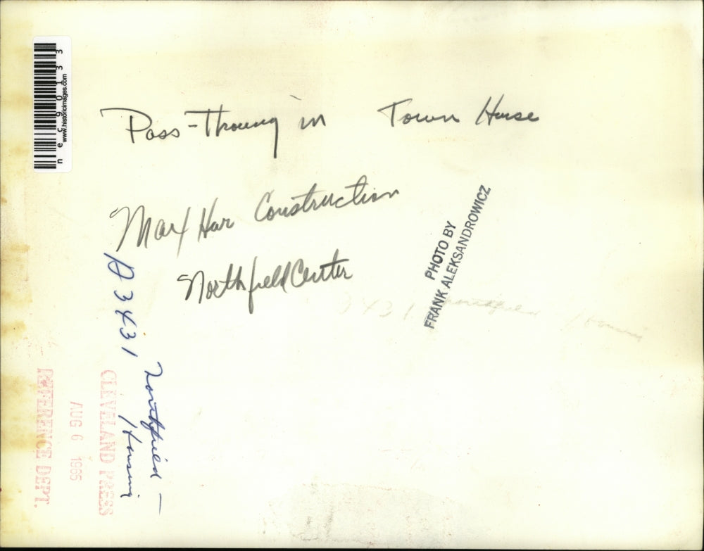 Press Photo Pass through in Town House Max Har Construction