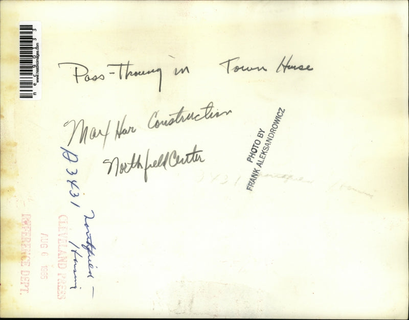 Load image into Gallery viewer, Press Photo Pass through in Town House Max Har Construction
