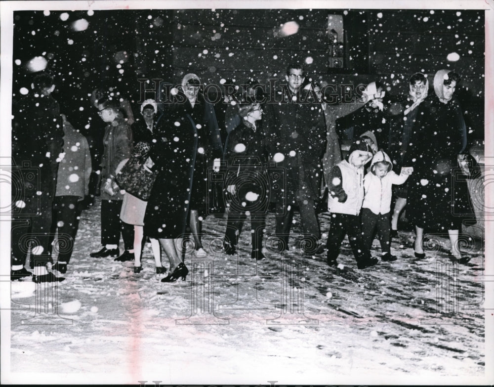 1965 Press Photo Crowd of people walking in snow storm in Cleveland Ohio