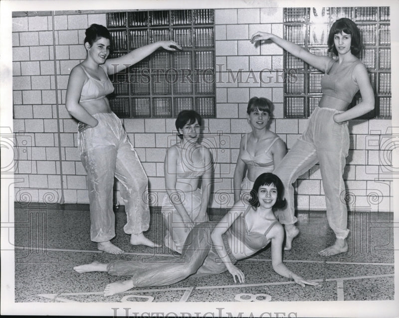 Load image into Gallery viewer, 1965 Press Photo Sue Reider, Mary Klosky, Sheila Pierce,Donna Moretti
