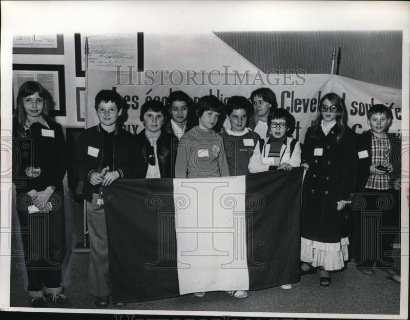Load image into Gallery viewer, 1977 Press Photo French school kids visit a Cleveland Ohio school
