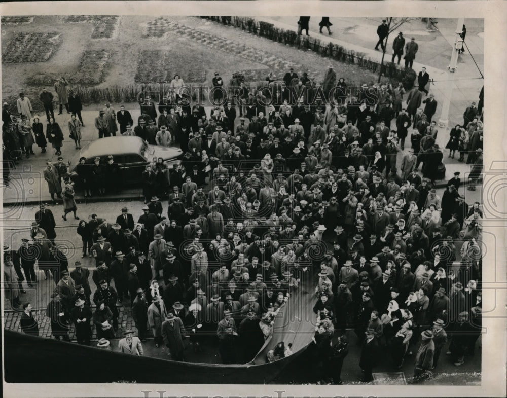 1947 Press Photo Crowd looks at new fire dept equipment in Cleveland