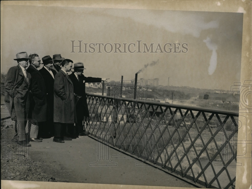 1959 Press Photo Engineers Inspecting Republic Steel Dam For Cause
