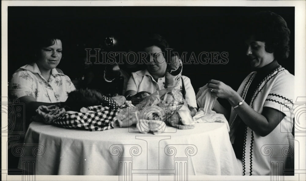 Press Photo Joy Corrine Black And Others Sort Toys In Preparation For Visit- Historic Images