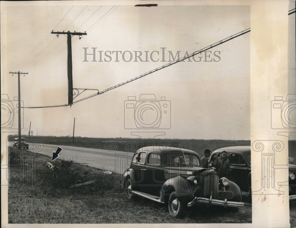 1940 Press Photo An accident left the top of a pole to be supported by the wires