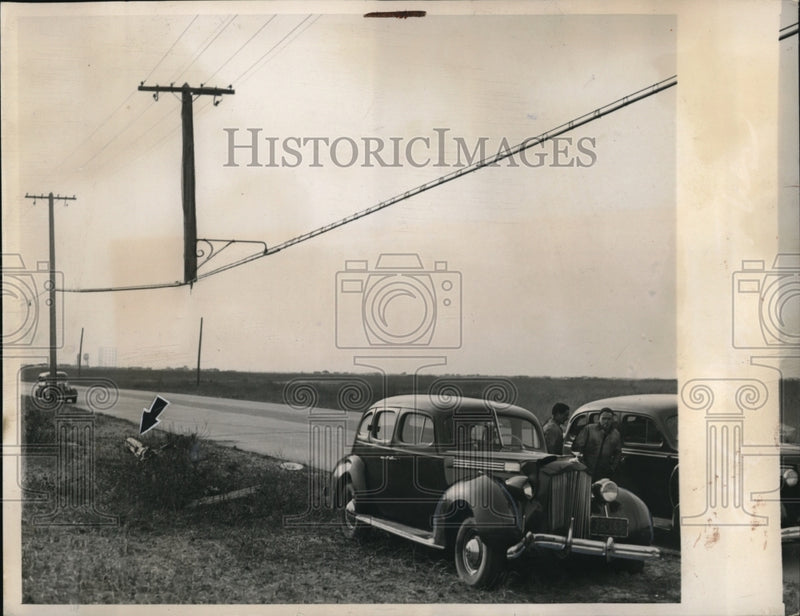 Load image into Gallery viewer, 1940 Press Photo An accident left the top of a pole to be supported by the wires
