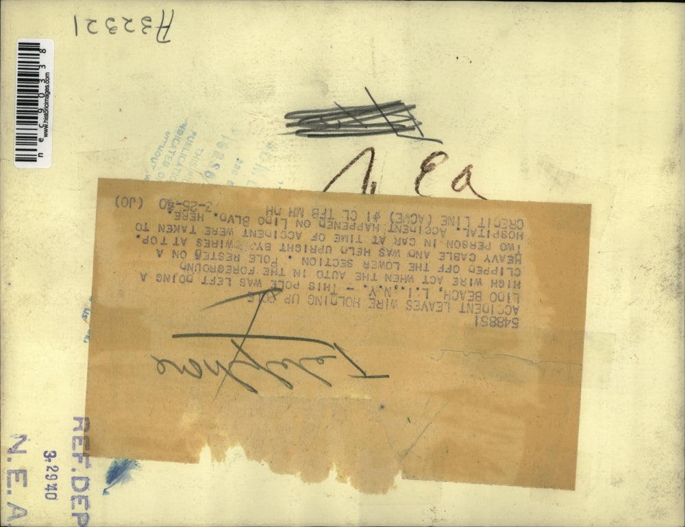 1940 Press Photo An accident left the top of a pole to be supported by the wires