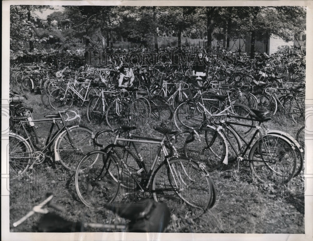 1957 Press Photo Thousands of bikes park outside The Herne Hill Track- Historic Images