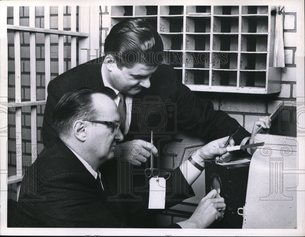 1963 Press Photo Sheriff McGettrich and Rocevar check weapons smuggled at jail
