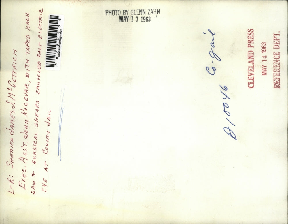 1963 Press Photo Sheriff McGettrich and Rocevar check weapons smuggled at jail