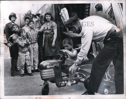 1962 Press Photo Good Turns Help Family Make New Start