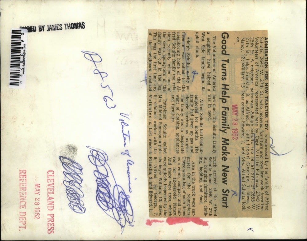 1962 Press Photo Good Turns Help Family Make New Start