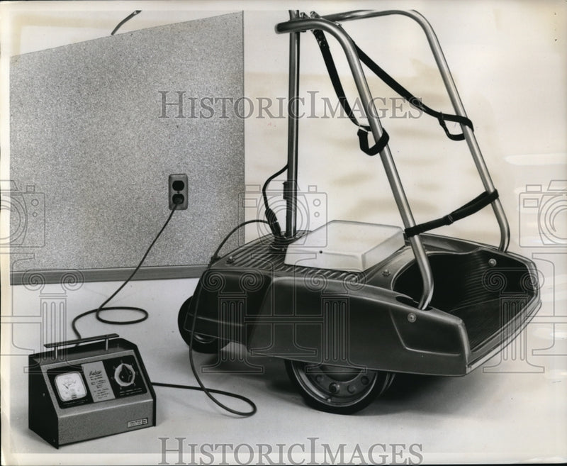 Load image into Gallery viewer, 1961 Press Photo The Babco Electric Caddy
