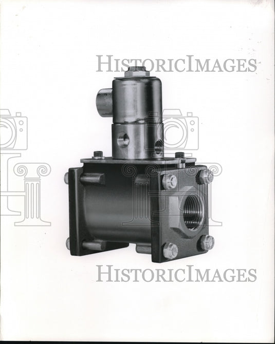1960 Press Photo New Patented Valve to Count the Flow of Liquid from Outside- Historic Images