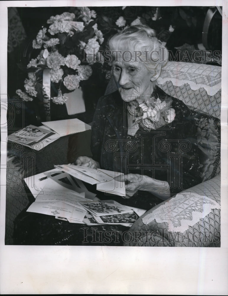 1955 Press Photo Mrs Radcliffe rereads the card from Pres Eisenhower