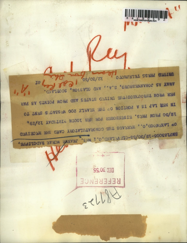 1955 Press Photo Mrs Radcliffe rereads the card from Pres Eisenhower