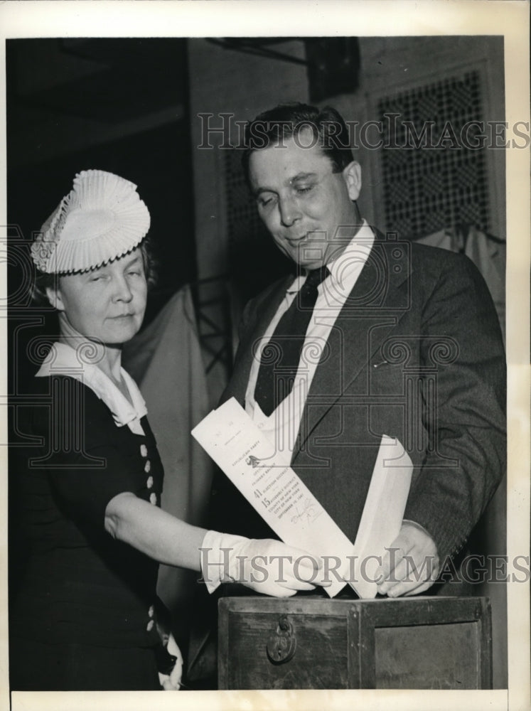 Load image into Gallery viewer, 1941 Press Photo NYC Wendell Willkie ex Pres candidate &amp; wife at the ballots
