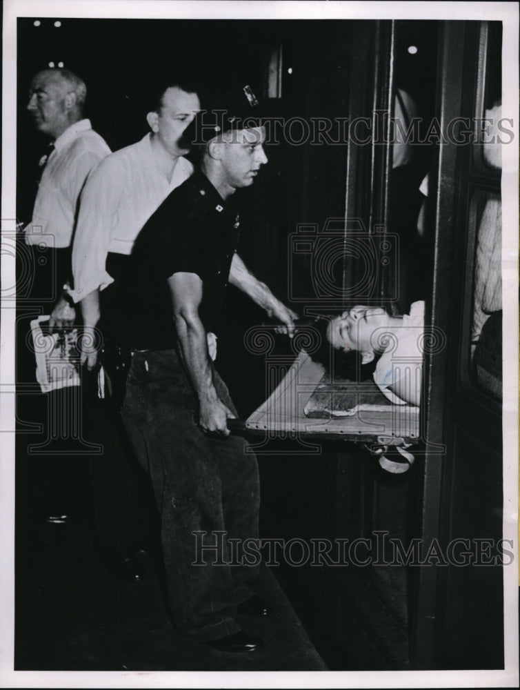 1952 Press Photo Unidentified woman passenger in the subway trains crash