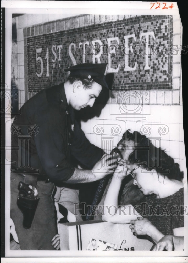 1960 Press Photo Policeman gives oxygen to woman trapped in the subway- Historic Images