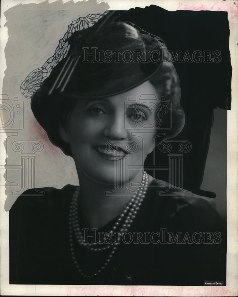 Load image into Gallery viewer, Press Photo Miss Helen Essary
