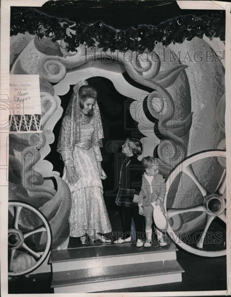 Press Photo Wendy Ward age 5 & Johnathan age 2 of Parm Ohio - nec90834